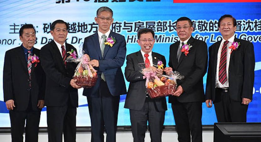 晋汉连省华总会长拿督黄良杰(右二)赠送纪念品予砂地方政府与房屋部长拿督沈桂贤(右三)、秘书长林亚德(左二)赠送纪念品予中国驻古晋副总领事张阳(左三),左一为晋汉连省华总执行顾问黄张金发,右一为晋汉连省华总署理会长王长福。