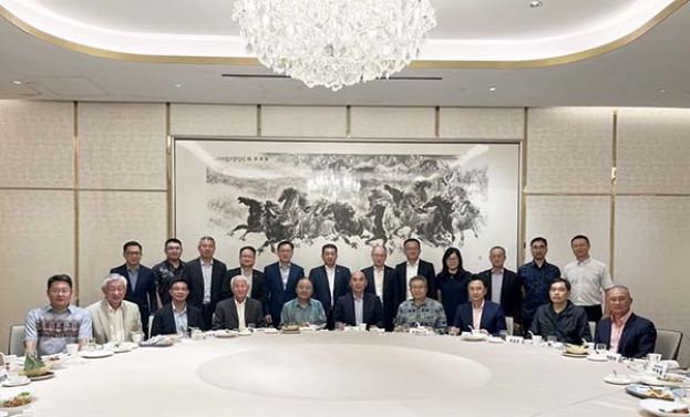 ●中总与中国驻马大使馆交流会，前排左起为林士光、卢成全、王家荣、林国璋、欧阳玉靖、吴逸平、孙淑强、戴良业、陈友良及吕海庭。
