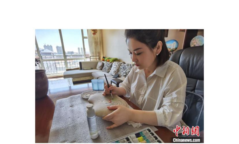 盖红艳和她的石头画。