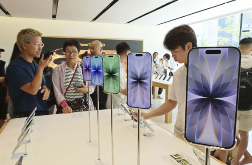 iPhone 17开卖时的日本抢购潮。