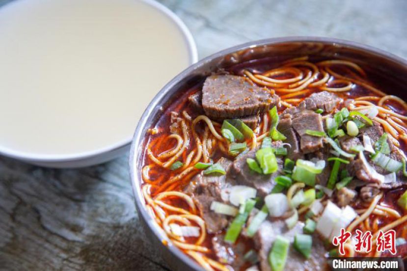 一碗牛肉面，一杯黄酒是老河口人的早餐标配。