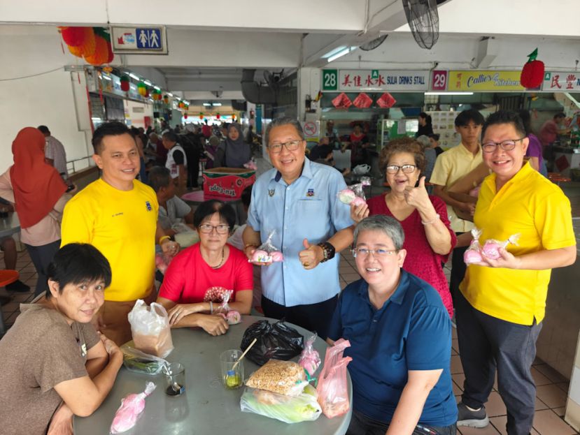 母亲节市长黄鸿圣肯雅兰小贩中心派送寿桃