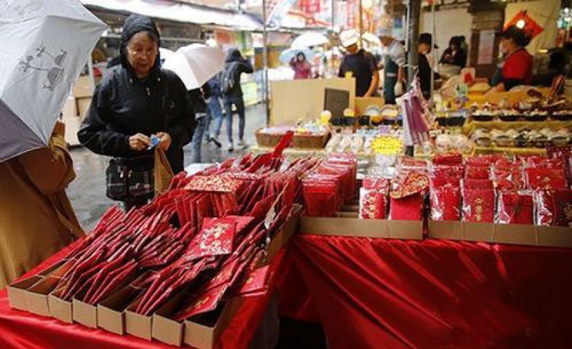 图示：民众购买红包袋。