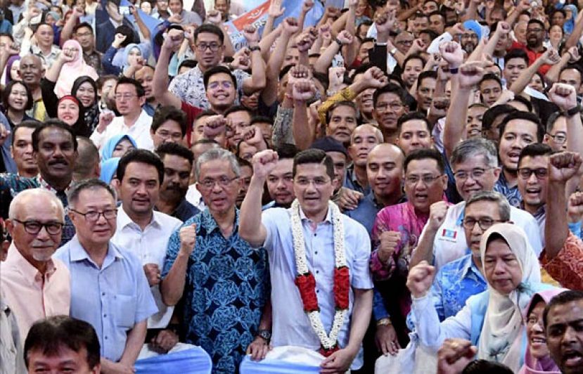 阿兹敏阿里（中）带领逾千出席者高呼“烈火莫熄”。