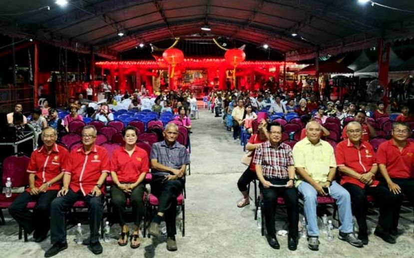  李景胜助理部长(右四)、市长俞小珊(右三)在李旭同(右二)及众理事陪同下出席美里伯公庙创庙106周年文娱晚会。