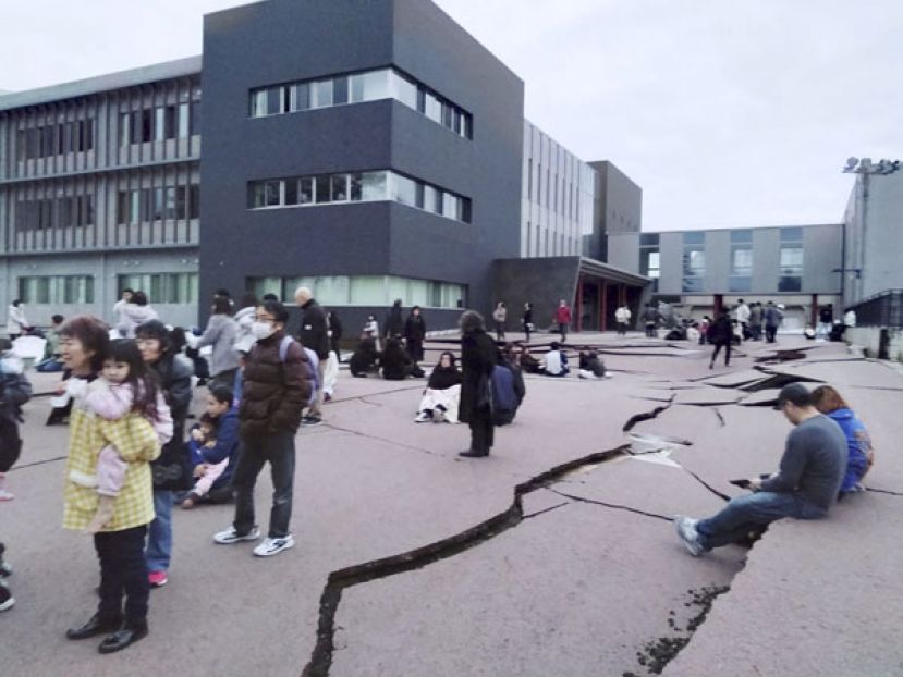 石川县多处出现地面龟裂塌陷的灾情。