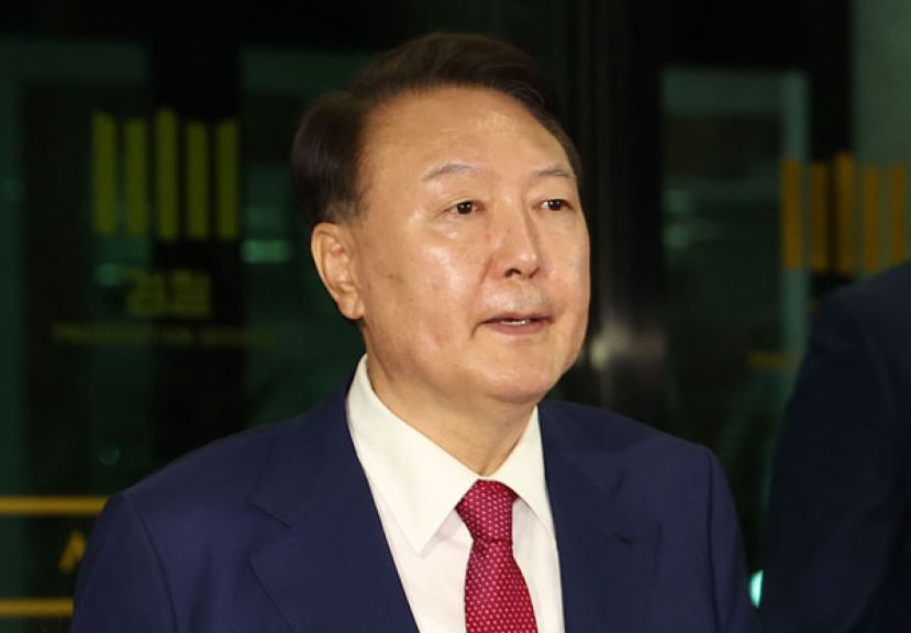 韩国前总统尹锡悦透过律师接受日媒专访，继续合理化发布戒严的行为。