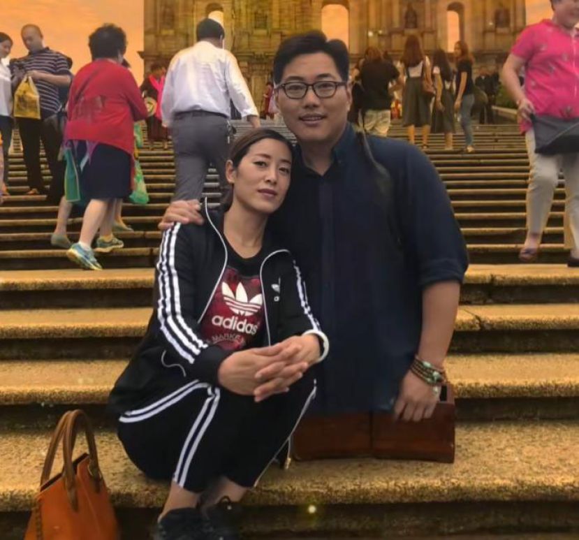 陈州与妻子合影。