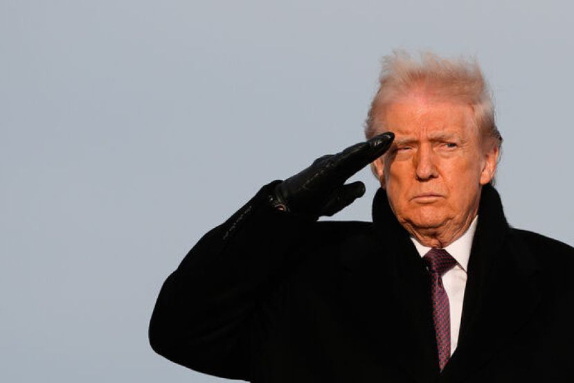 美国总统特朗普对已故美军士兵致敬。