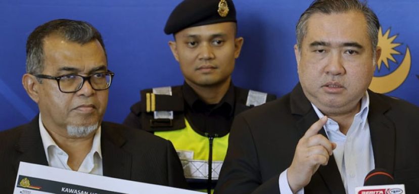 陆兆福(右)向媒体发表谈话。左为副部长哈斯波拉。