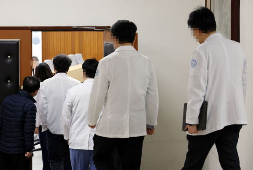 韩国全北大学医学院教授聚集在教室紧急召开会议，针对政府推动医疗改革商讨对策。