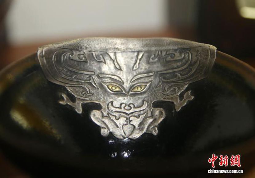 锔上银和铜图案的建盏。