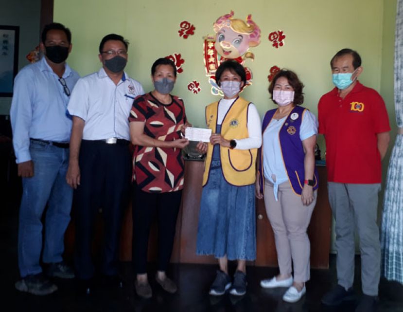 古晋哥打圣淘沙狮子会会长邓昭桦（右三）移交捐款予郑亦志的母亲符连蓉。右一与右二为该狮子会前会长张南华与第二分区主席谢小玲、左一与左二为该会前会长邓明雄与马来西亚善心组织古晋理事田志和。