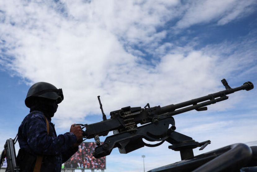 也门一名胡塞武装警察士兵在声援伊朗的集会现场操作机关枪。