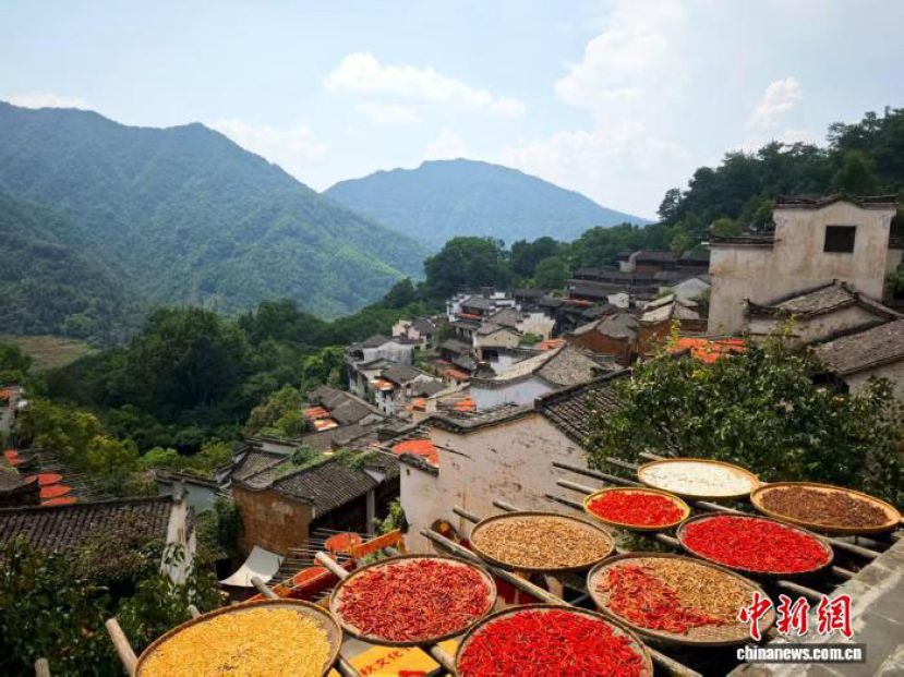 篁岭&ldquo;晒秋&rdquo;美景。