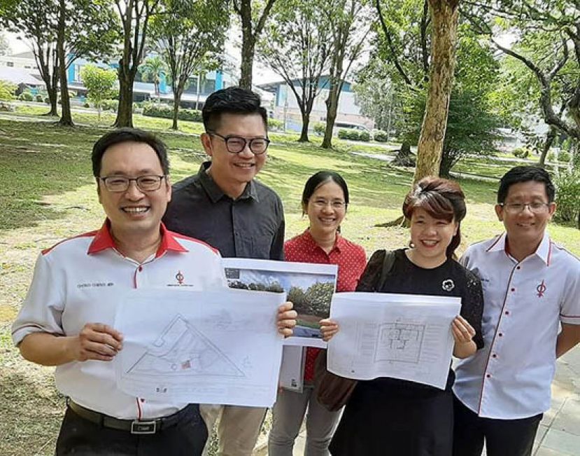 砂行动党主席张健仁(左1)拨款在辉盛公园建公厕。