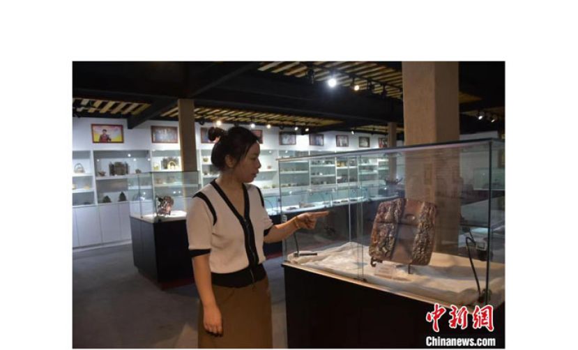 张惠在介绍黄河澄泥砚作品。