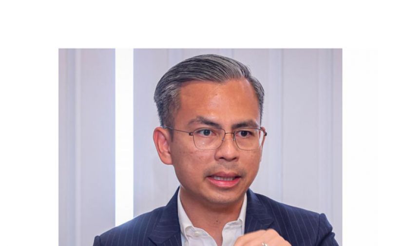 通讯部长法米。