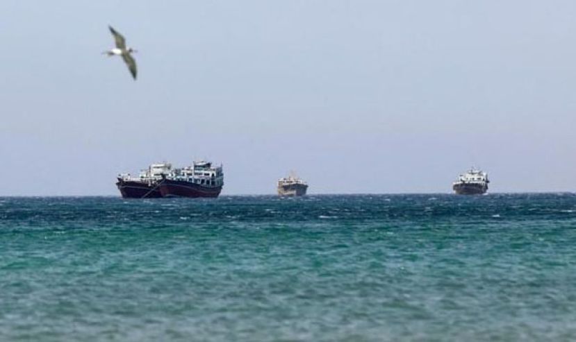 荷莫兹海峡陷入封锁、商船无法通行，更引发国际油价剧烈飙升。