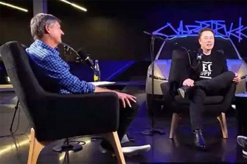 马斯克（右）出席播客节目，称中国AI计算能力将会领先世界。