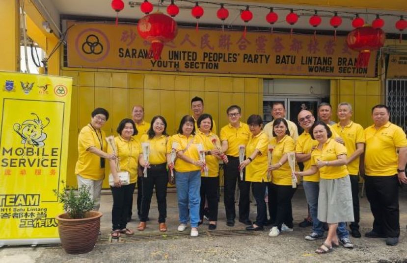 人联党峇都林当支部也为东哥服务团队女性团员献上一支康乃馨。中为支部主席薛华东等人。