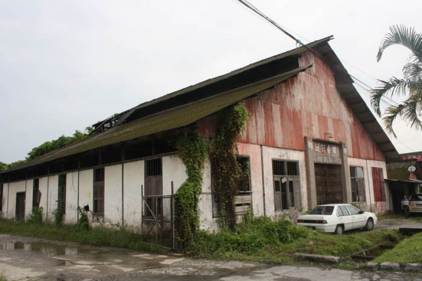 半世纪前，由蔡肃仁亲自督工兴建的四合酒厂，如今尚屹立于双洗比罗的路侧。