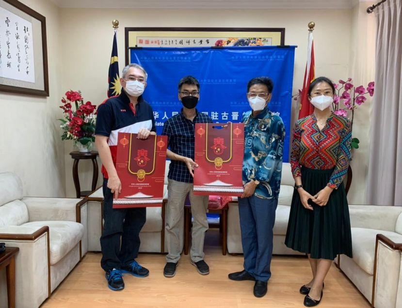 图一：中国驻古晋总领事程广中（右二）赠送纪念品予砂拉越闲云野鹤书法学会代会长刘文保（左二）、秘书长刘志汉（左一），右一为领事邵笑。