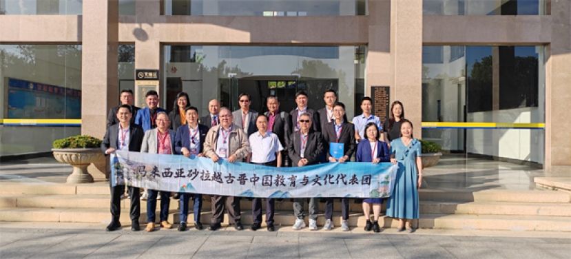 参观泉州黎明职业大学并与党委书记杨远志和学校领导们合影。