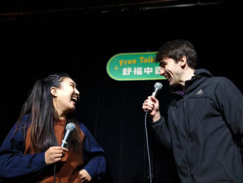 中英脱口秀组合&ldquo;舒福组合&rdquo;登台表演脱口秀。
