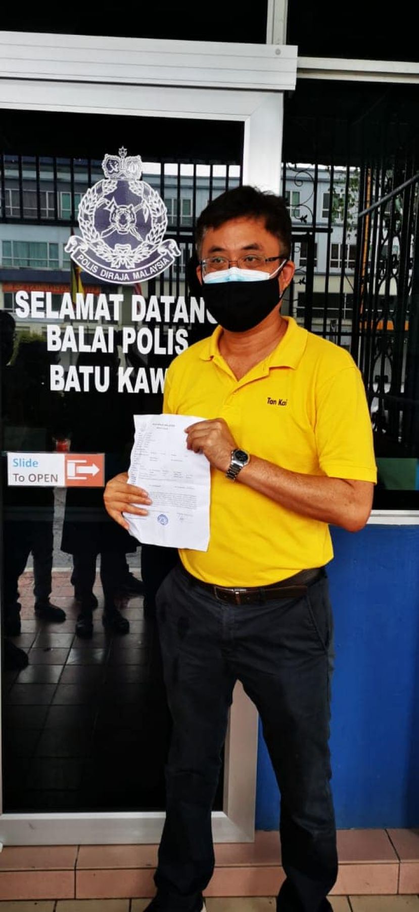 陈开在石角新市镇警察局报案后召开新闻发布会。