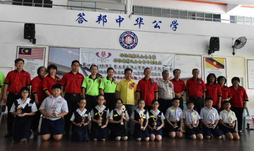 砂地方政府部及房屋部部长拿督沈桂贤(左七)和砂拉越蔡氏公会主席本曼查蔡均权(右七),与五年级个人赛获奖学生合照留念。