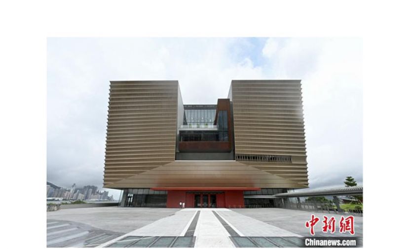 严迅奇表示，博物馆本身不很像建筑物，仿如一件大型雕塑品，其颜色和肌理以及散发出来的那种平衡和气度，让人觉得与中国古典文化有很多关联。