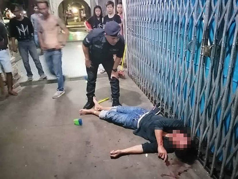 警员在检查伤者。