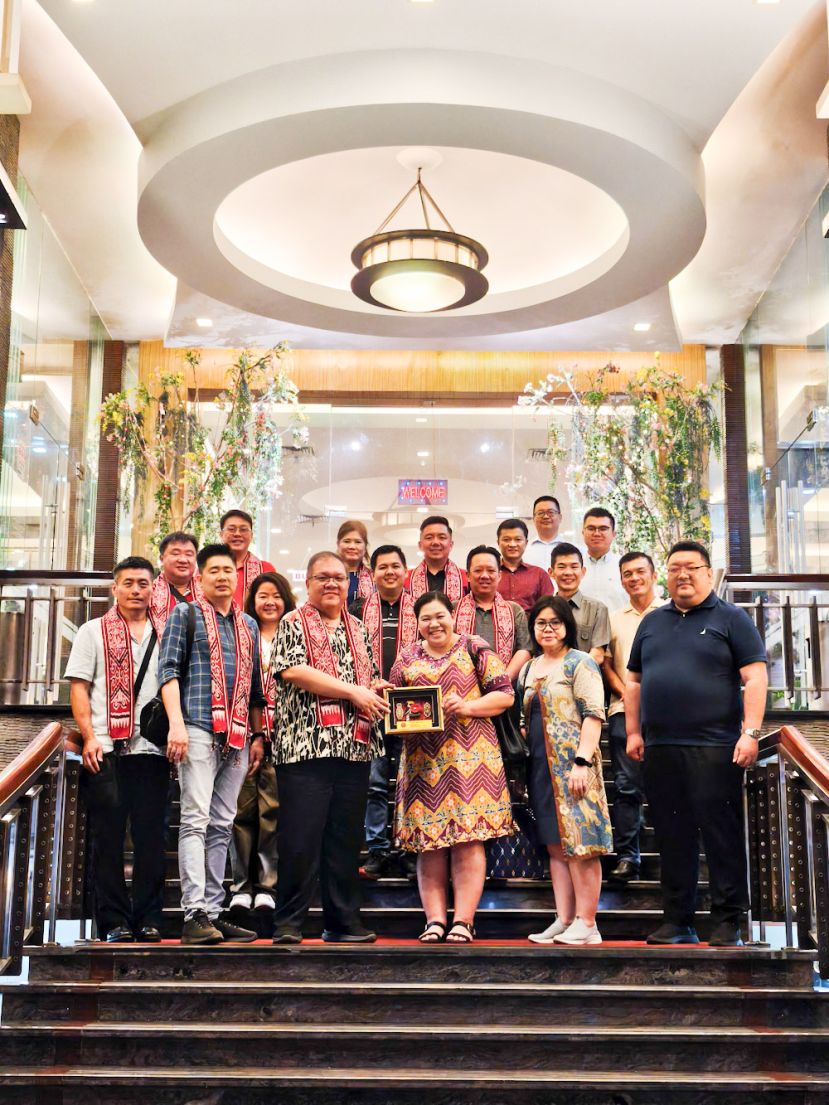 砂拉越中国友好协会常务副会长拿督黄国辉（左三）赠送纪念品予加里曼丹中国友好协会主席欧达比雅（右三）。