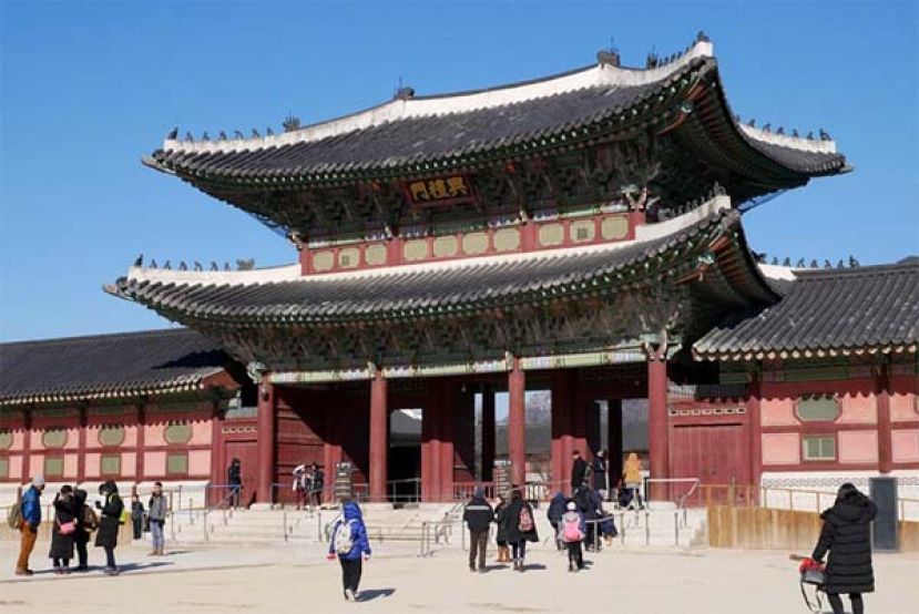 景福宫是韩国旅游胜地之一，每年吸引很多游客前来参观。