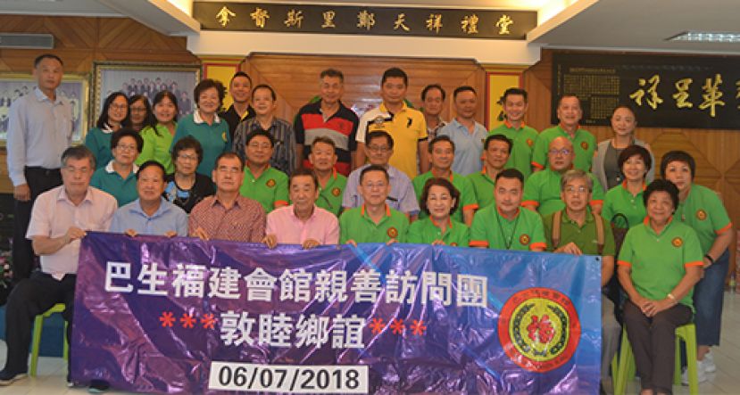 巴生福建会馆亲善访问团团员与古晋兴安会馆的领导层，青年团以及妇女组理事在交流会后大合照。