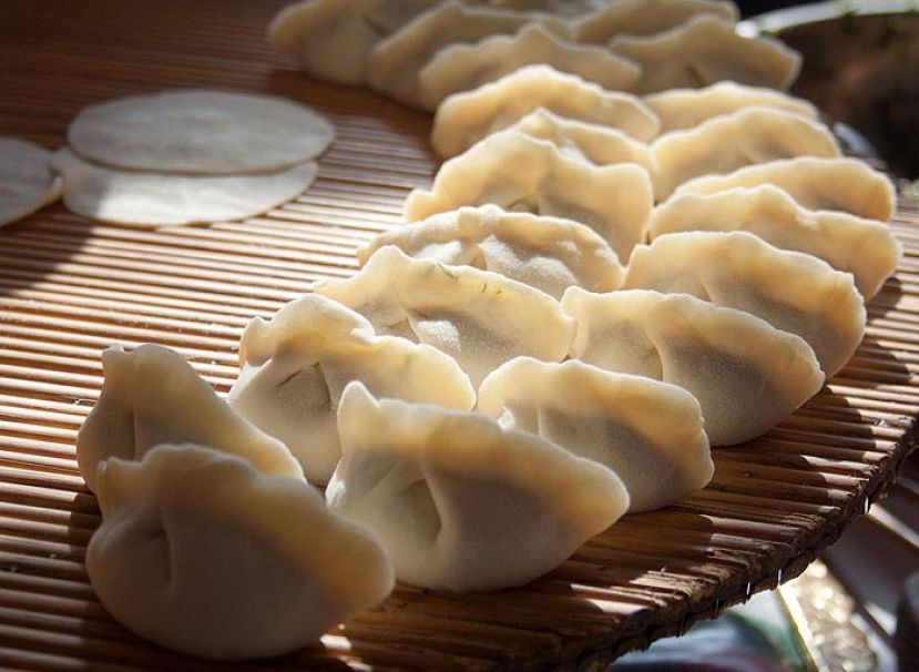 图示：立冬时节 ，人们吃饺子、馄饨，也象征咬破混沌天地，迎来新生之意。