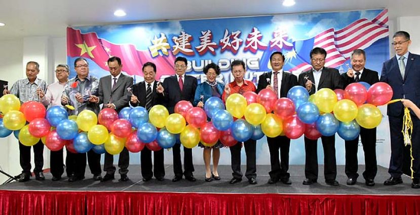 共建美好未来图片展联合剪彩开幕礼。