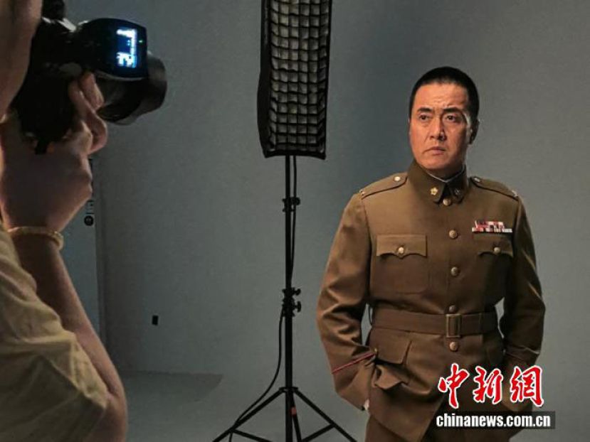 那志东在拍摄&ldquo;陈宝仓将军&rdquo;的定妆照。
