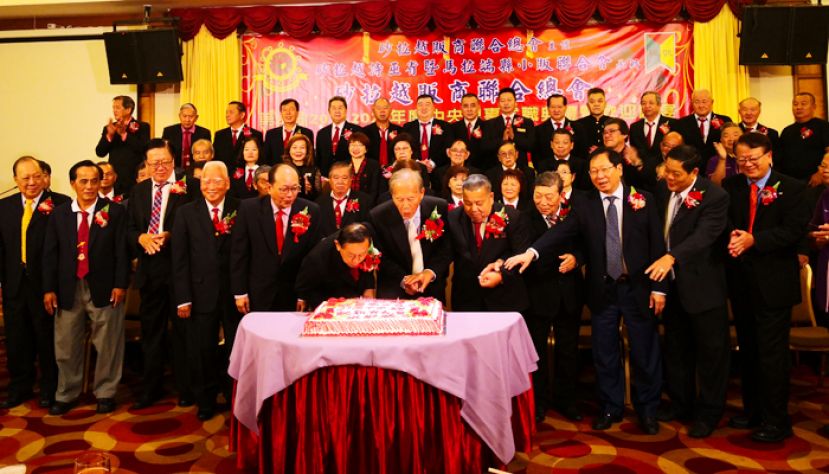 温进良(前左六弯腰吹蜡烛者)当选砂贩商联合总会新任会长,获得社团领导的同声祝贺。(前排右)起是砂文化协会会长刘伯举,诗巫中华总商会会长拿督刘增强,天猛公刘利民,活动筹备会主席陈全灼,卸任会长甲必丹林寿褀,诗巫市议会主席拿督张泰卿,温进良,大马贩商同业总会会长拿督姚文春,诗巫小贩联合总会会长丶砂拉越诗巫省暨马拉端县小贩联合会主席蒋祥源及诗巫省华团会长严榀胜等。