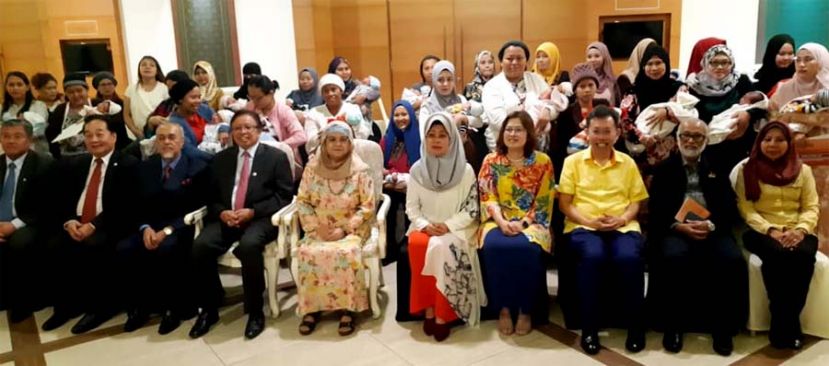 图①:颁发奖励金仪式后众人一同合影,坐者左四为首长拿督阿玛阿邦佐哈里。