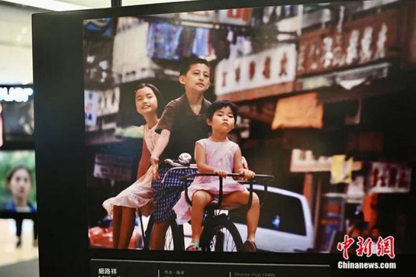 2022年8月13日，香港国际电影节协会于尖沙咀海港城举办《光影浪潮 香港电影新动力》摄影展活动展出电影剧照及幕后花絮照片。图为摄影展展出的经典电影剧照。