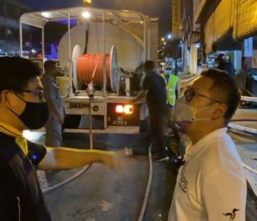 人联党柏拉旺区潜能候选人程明智（右）联袂林华威市议员巡视新珠安商业区地带。