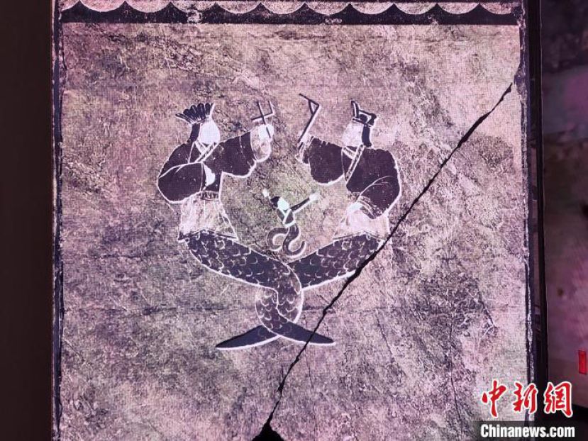 山东武梁祠画像石上的伏羲女娲图像被制作成动画。