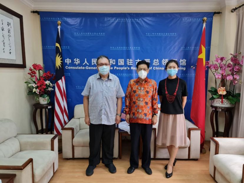 左起为拿督黄国辉、总领事程广中及邵笑领事。