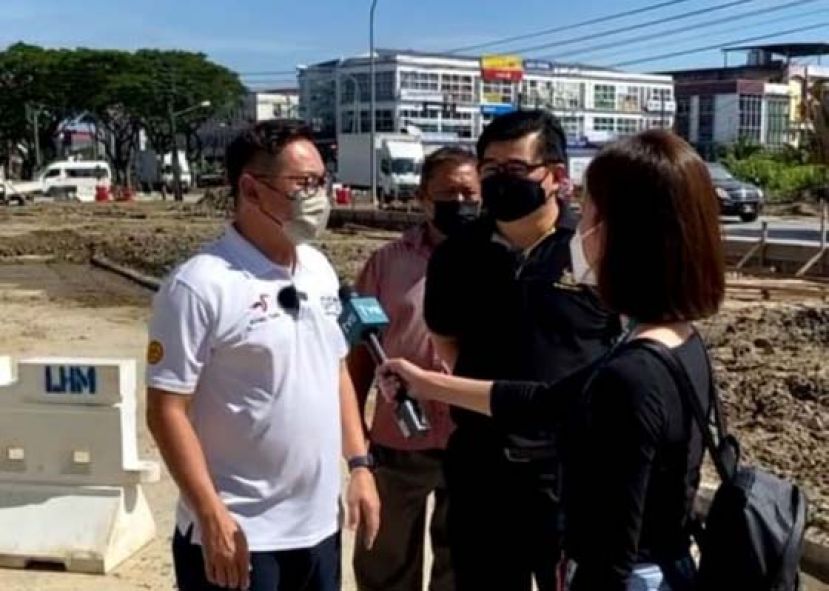 程明智（左1）及林华威市议员（左3）等人巡视伊干路扩建及提升排水系统工程。