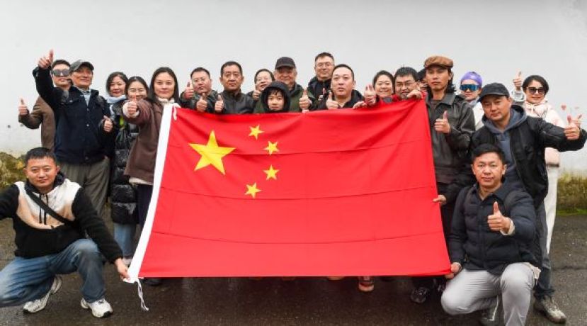 从伊朗撤离的中国公民1日在阿塞拜疆南部阿斯塔拉口岸合影。