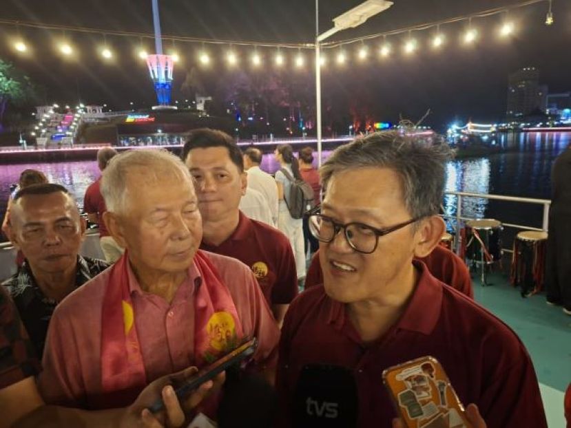 第三届婆罗洲妈祖文化节大会总策划薛华东(右)向媒体发表谈话时摄。