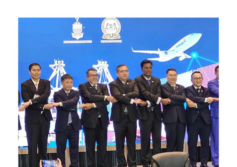 陆兆福(中)与出席东盟交通部高级官员会议代表合照。