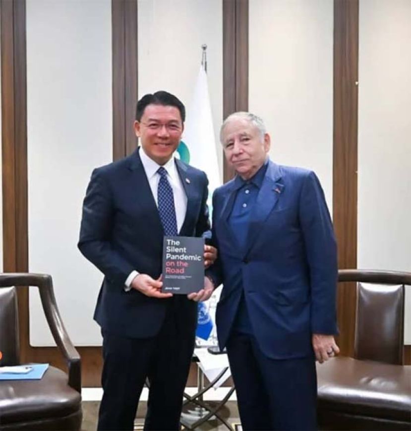 尚陶德也赠送其亲笔签名的著作《沉默的疫情》（The Silent Pandemic）予倪可敏，以示友好。